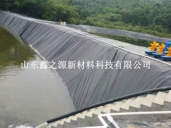 問：魚塘養(yǎng)殖防滲膜的周圍可以貼瓷磚嗎？